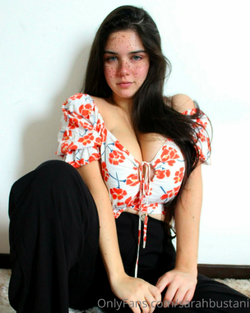 SarahBustani.flowershirt.look.md.png